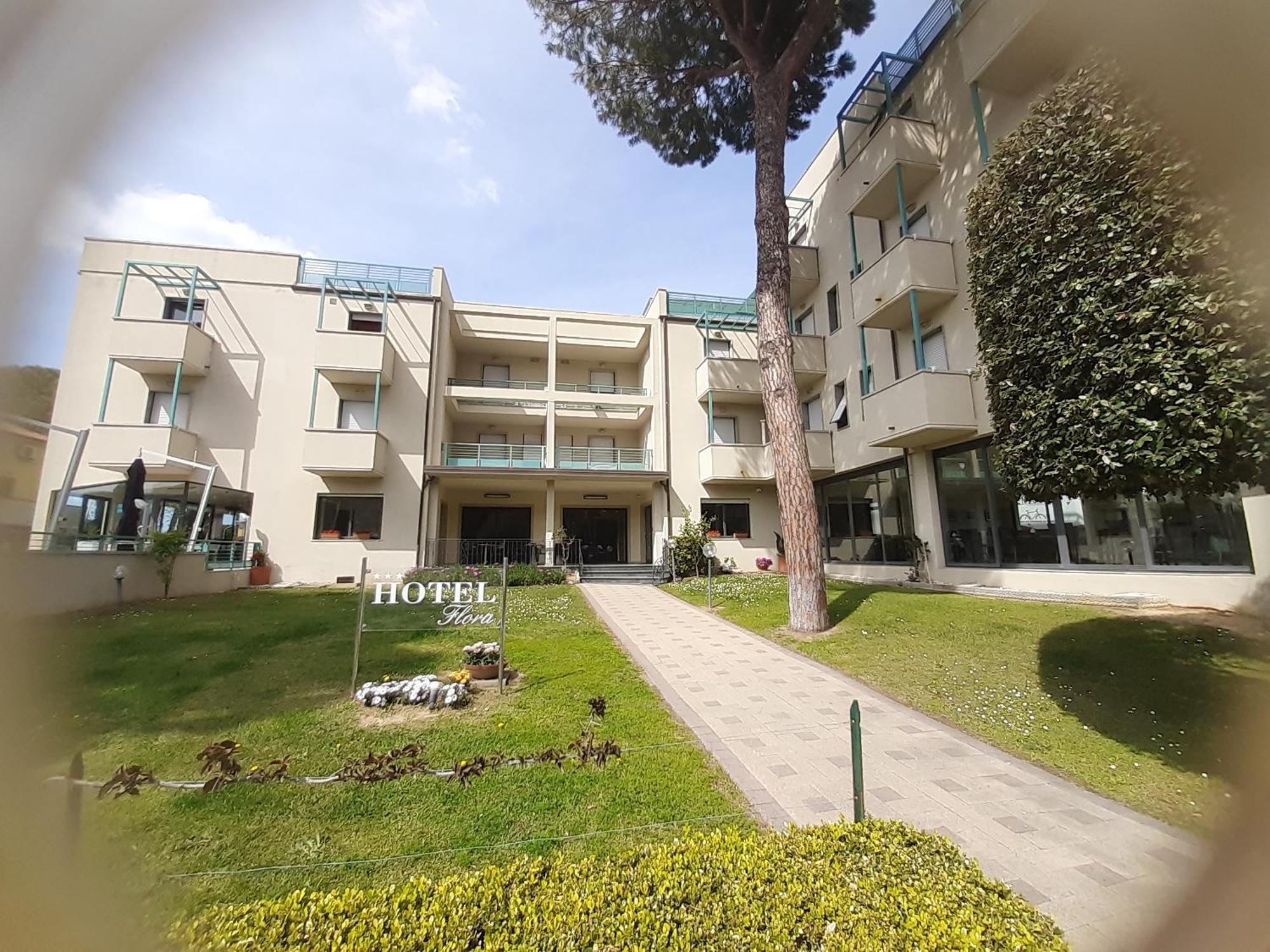 Hotel Flora Marina Di Bibbona Exterior foto