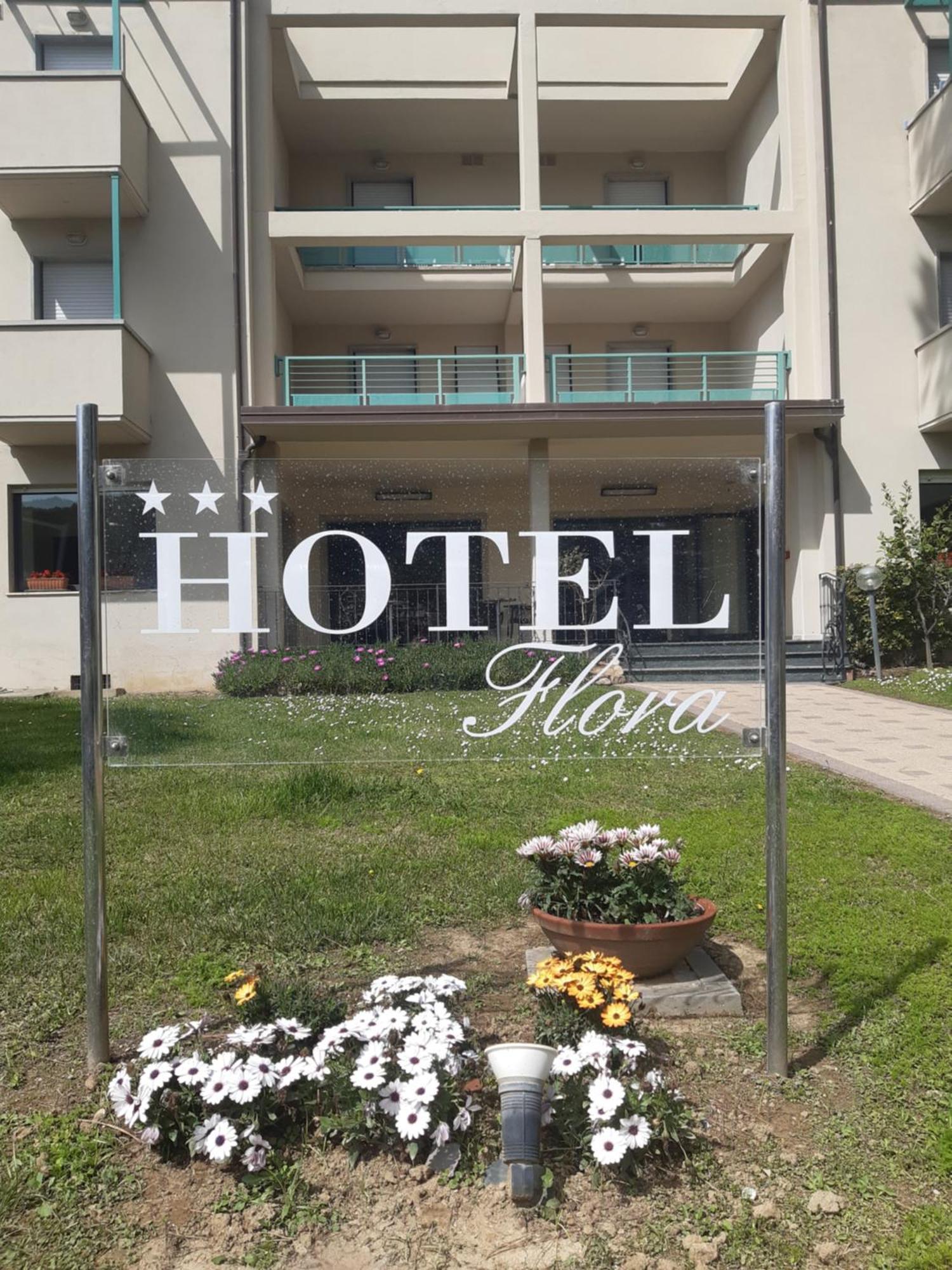 Hotel Flora Marina Di Bibbona Exterior foto